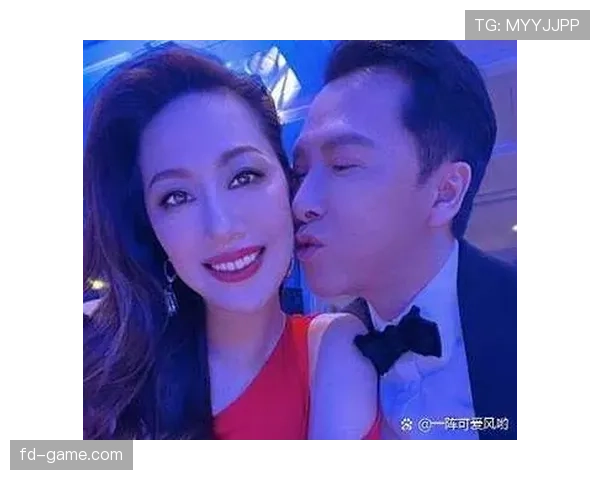 林丹晒日常：手里一杯路边奶茶，背后豪宅和跑车随意入镜，我默默关了钱包